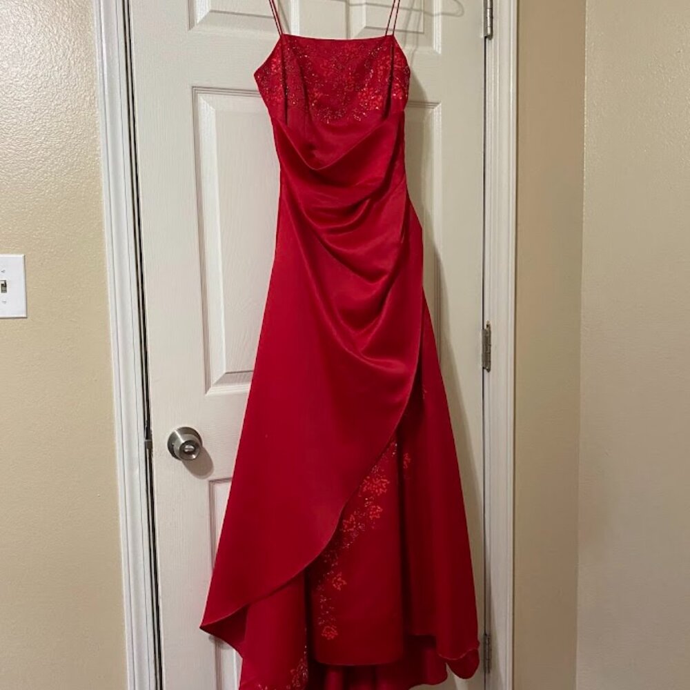 Gorgeous red spaghetti strap gown with beaded accents Size 5 Juniors